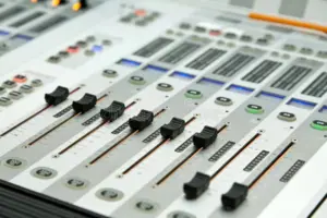 audio-mixer-21308619